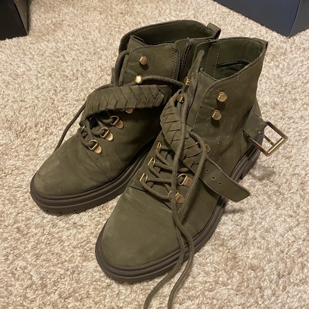 Great condition. Sz 8 Vince Camuto Olive Bindelia boot